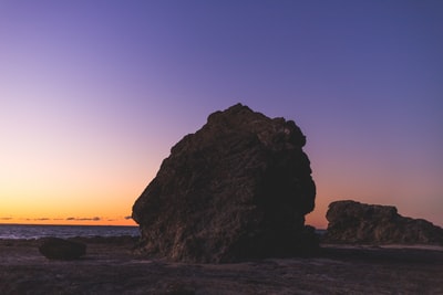 海岸附近的褐色岩石